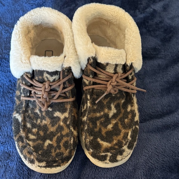 Hey Dude Shoes - Hey Dude Women's Leopard Print Slippers with Faux Fur
